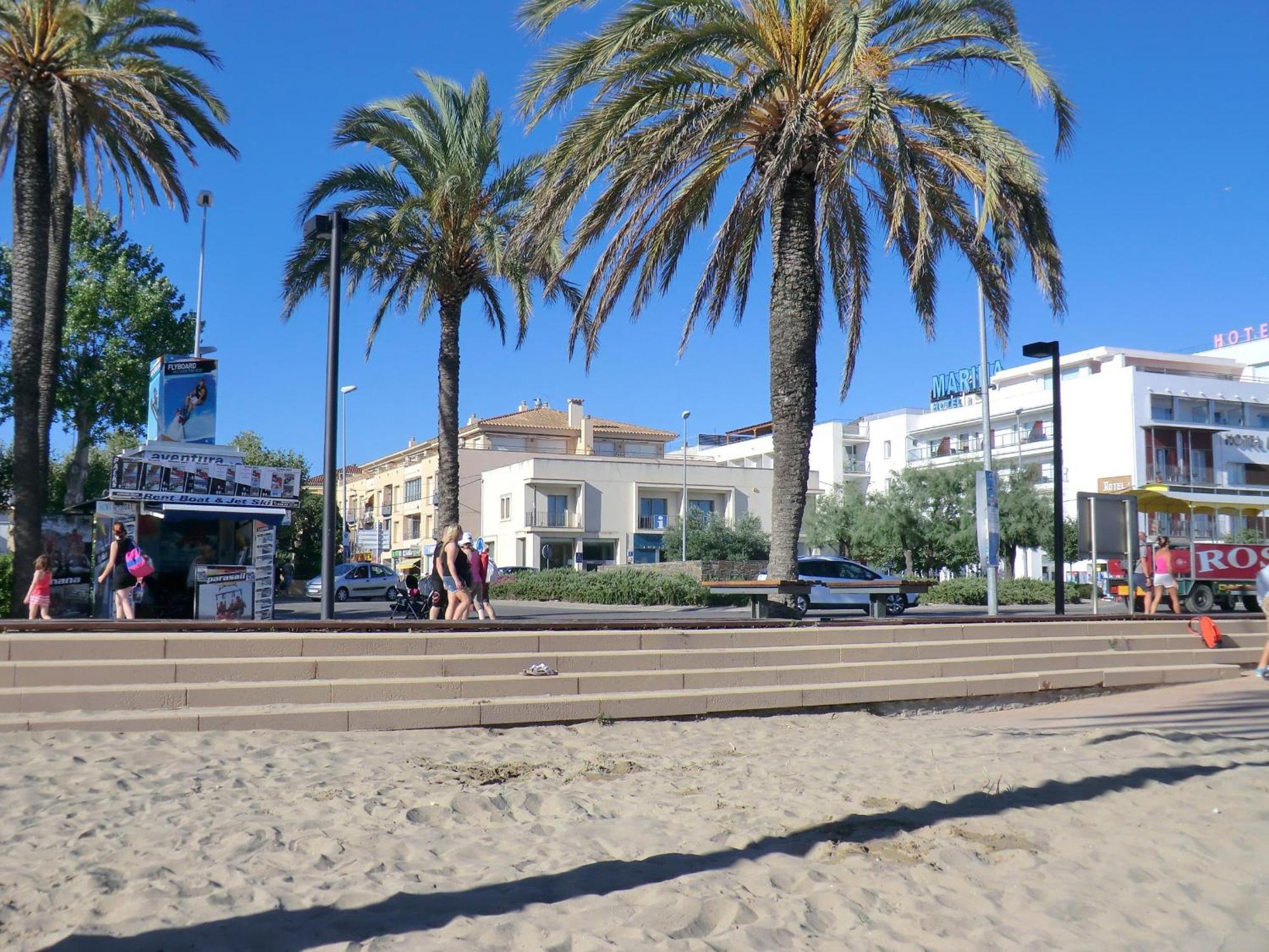 Appartement Centrico En Roses, A 20m De La Playa, Con Parking Y Terraza - Es-228-89 Roses